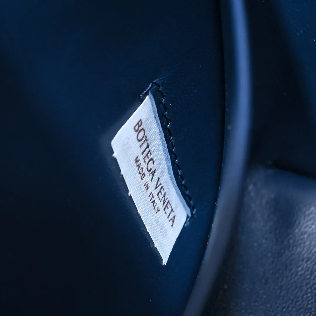 Batch 1260 B's new large Loop camera bag is here🔥Classic woven logo✅ The bag body is made of selected original sheepskin. The texture is soft and waxy. The simple square body is classic and versatile. The interior design is very practical. It has a lot of space and has an adjustable iconic leather drawstring. It can be said to be both elegant and practical. The design is very simple and elegant, with a kind of literary retro style. Size 22x15x8, model: 6684#